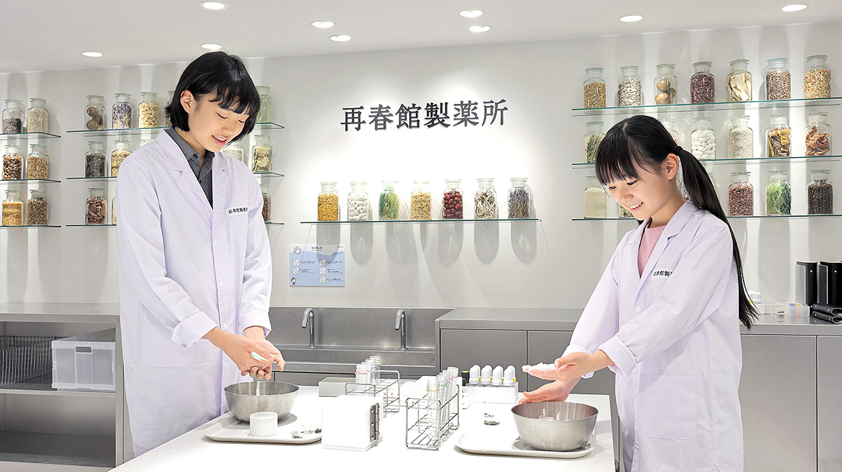 「漢方研究所」のバスボム作りで使う植物と香りが変わります