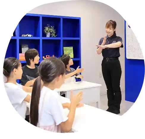 体験は少人数制。様々な年齢のこどもに合わせてしっかりサポート！