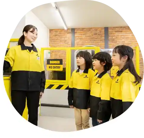 体験は少人数制。様々な年齢のこどもに合わせてしっかりサポート！