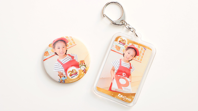 20周年のカンバッジとキーチェーン