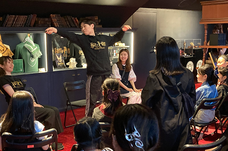 杖を振る動きを実演する久保さん