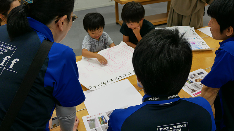 作りたい装置のアイデアなど、意見を交わす画像