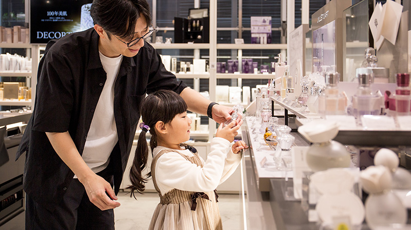 Maison KOSÉ銀座で化粧品を見学